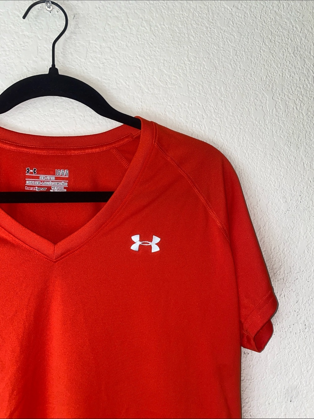 ✨Red women’s Under Armour v-neck top!